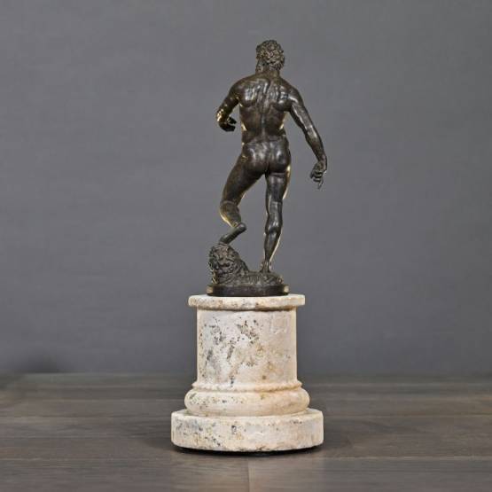 L'Objet d'Art | Skulptur - Herkules auf Sandsteinsockel